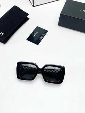 NWOT CHANEL Black Oversized Square Frame Sunglasses (CH5567), 54-21-135